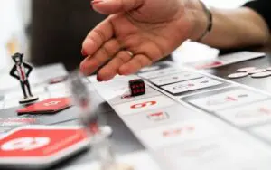 Hra strate9ygame Hráči diskutujú o kartách STRATE9Y GAME a definujú cieľového zákazníka.