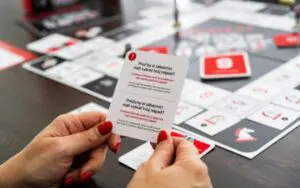 Karta business nápad Karta zo STRATE9Y GAME v rukách hráča – overenie konkurenčnej výhody nápadu