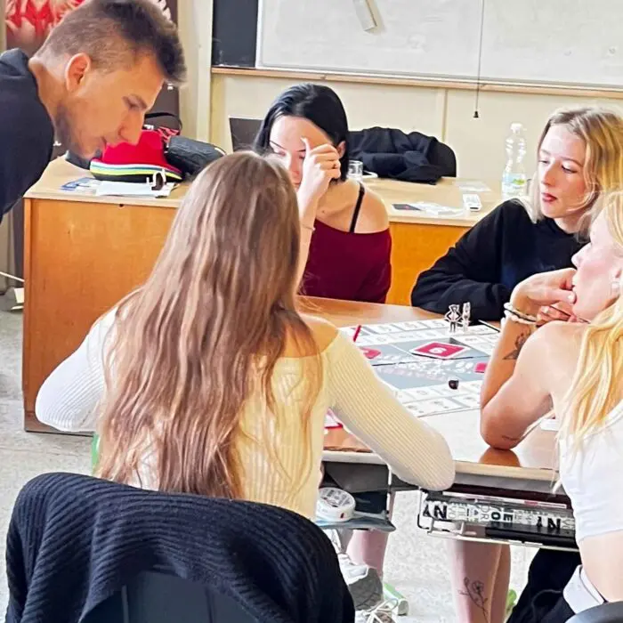 strate9y hra ve třídě s učitelem