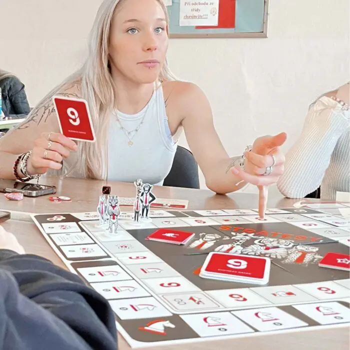 hra strate9y studentka