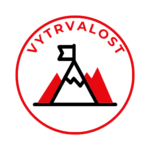 Ikona vytrvalosti – symbol A na hoře s červeným okruhem a nápisem VYTRVALOST. Vyjádření schopnosti zvednout se, hledat novou cestu a pokračovat navzdory překážkám.