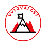 vytrvalost Ikona vytrvalosti – symbol A na hoře s červeným okruhem a nápisem VYTRVALOST. Vyjádření schopnosti zvednout se, hledat novou cestu a pokračovat navzdory překážkám.