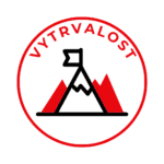 Ikona vytrvalosti – symbol A na hoře s červeným okruhem a nápisem VYTRVALOST. Vyjádření schopnosti zvednout se, hledat novou cestu a pokračovat navzdory překážkám.